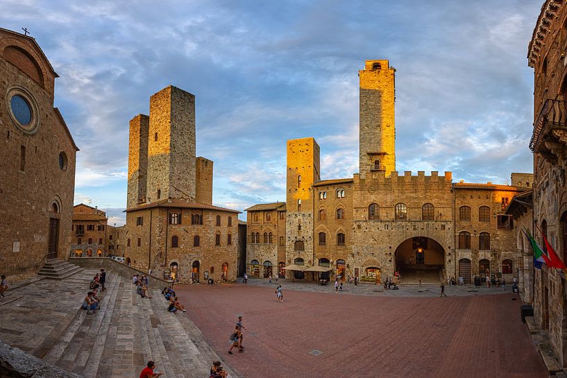 Torens van San Gimigano bij zonsondergang van Arja Schrijver Fotografie