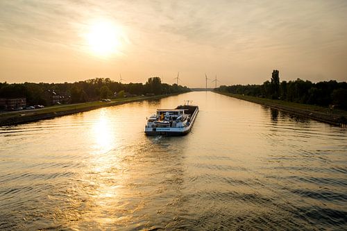 Boot op kanaal bij zonsondergang