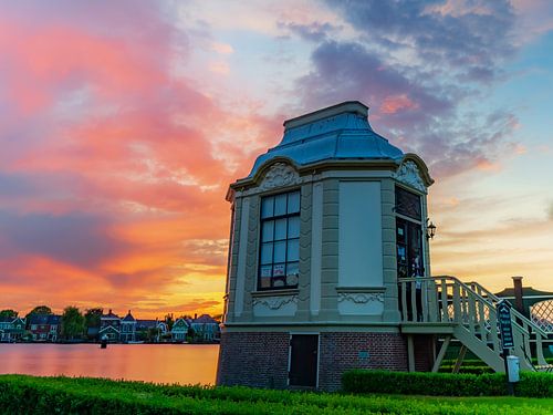 De Zaanse Schans bij zonsondergang.