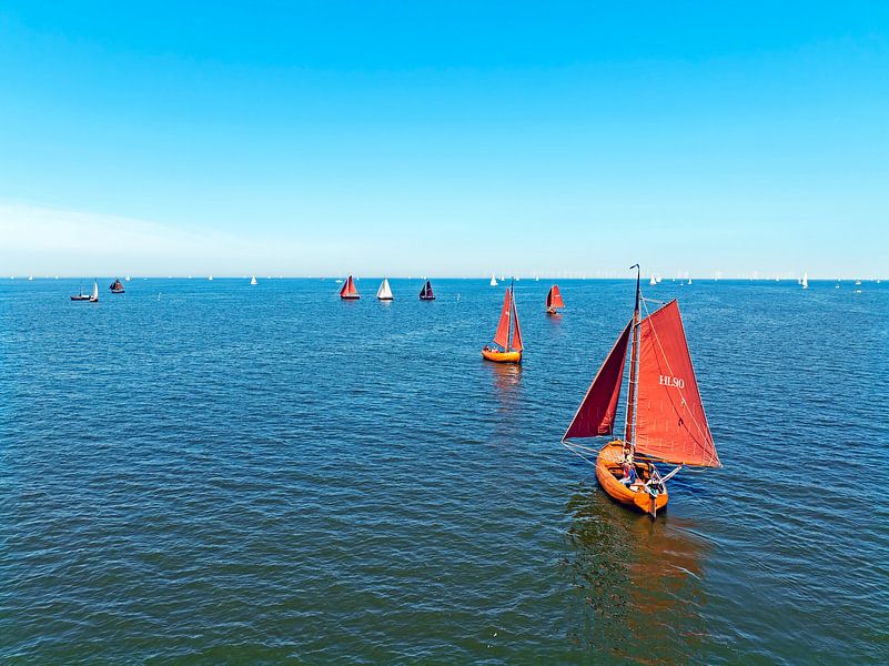 Vue aérienne d'une course de dériveurs à l'ancienne sur l'IJsselmeer près de Stavoren en Frise, aux Pays-Bas. par Eye on You