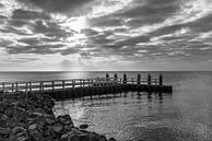 Afsluitdijk met steiger en zonsopkomst van Daan Kloeg thumbnail