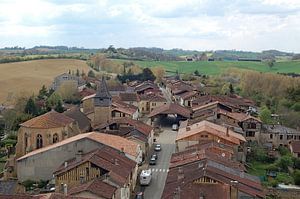 Panoramablick auf ein malerisches Dorf im Gers