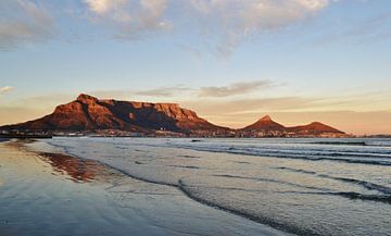 Zonsopgang met de Tafelberg in Zuid-Afrika van Werner Lehmann