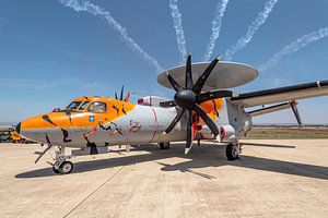 Selten zu sehen, eine französische E-2C Hawkeye, die eine Radarstation fliegt.