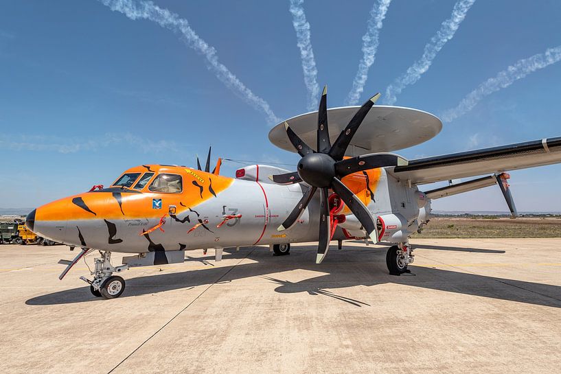Selten zu sehen, eine französische E-2C Hawkeye, die eine Radarstation fliegt. von Jaap van den Berg