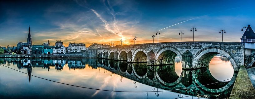 Sint-Servaasbrug maastricht während des Sonnenaufgangs von Geert Bollen