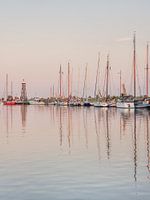 De oude haven van Enkhuizen in het avondlicht