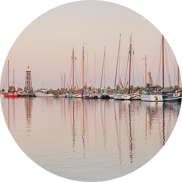 De oude haven van Enkhuizen in het avondlicht van Harrie Muis