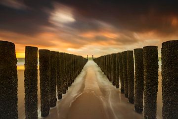 Hollandse wolkenlucht en typische golfbreker van houten palen langs de Zeeuwse kust van gaps photography