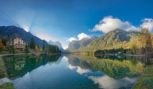 Perfecte spiegeling in het water van de Toblachersee, Toblach, Zuidtirol - Alto Adige - Trentino, Italië