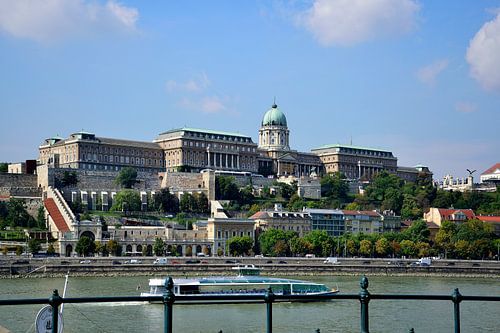 Buda kasteel aan de overkant van de rivier