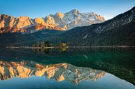 Wetterstein-gebergte weerspiegeld in de Eibsee, Beieren van Markus Lange thumbnail