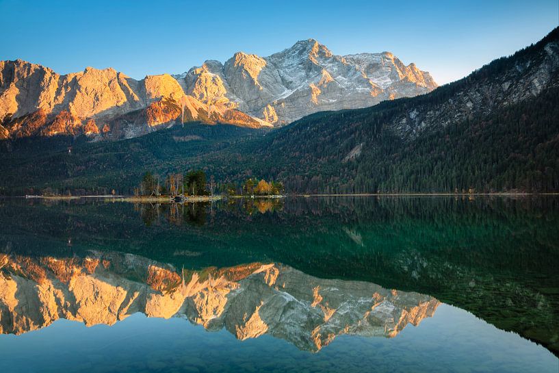 Wetterstein-gebergte weerspiegeld in de Eibsee, Beieren van Markus Lange