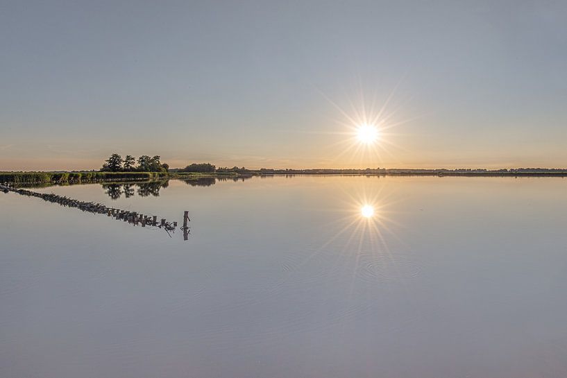 Zonsondergang boven de Sondeler Leien in Gaasterland, Friesland. van Harrie Muis