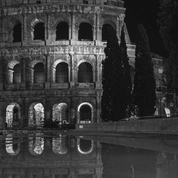 Italië in vierkant zwart wit, Rome - Colosseum van Teun Ruijters