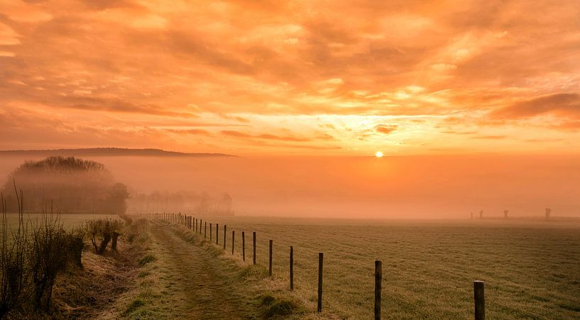 Mistige zonsopkomst in de buurt van Epen in Zuid-Limburg van John Kreukniet