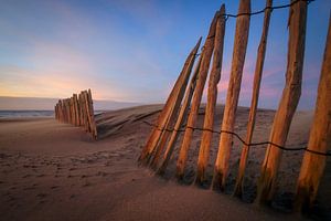 Sandschirm am Sunset Beach von Dirk van Egmond