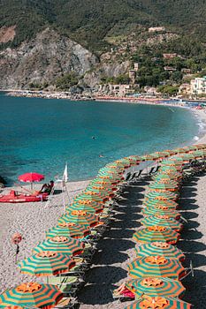 Sommer in Cinque Terre Monterosso | Strand, Sonnenschirme und Meer | Fotodruck Italien Reisefotografie