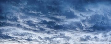 Dramatischer Wolkenhimmel mit vielen Details von Leinemeister