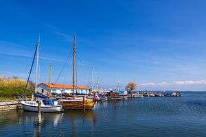 Blick auf den Hafen von Neuendorf auf der Insel Hiddensee