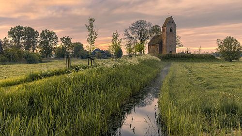 Zonsopkomst in de lente bij de Mauritiuskerk in Marsum, Groningen