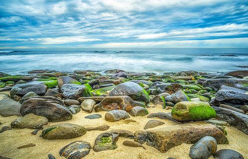 Rotsen op schelpenstrand