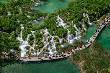 Schitterende waterval in Plitvice kroatie met mensen van Kevin Pluk