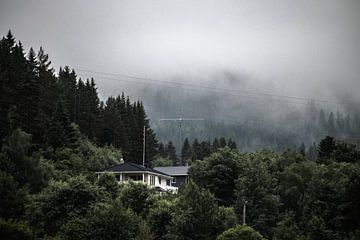 Laaghangende bewolking in de natuur in Noorwegen van Koen Lipman