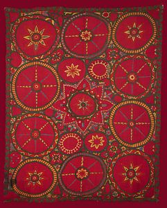 Alter roter, grüner und gelber Suzani-Teppich. Besticktes Textil. Asiatische Kunst.