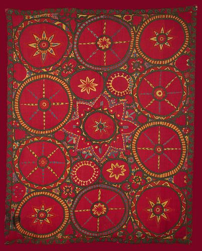 Vintage rood, groen, geel suzani tapijt. Geborduurd textiel. Aziatische kunst.