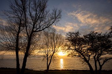 Magische Zonsondergang boven het IJsselmeer van Rik Brussel