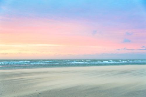 Zandstorm op het strand tijdens zonsondergang