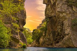 Sonnenuntergang zwischen den Felsen am Fluss Ceira. von Z6Focus