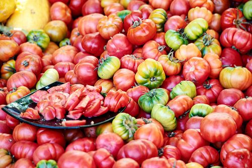 Rood - groen - gele tomaten op de wekelijkse markt