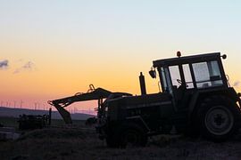 Silhouette eines Traktors im Sonnenaufgang von Claudia Schwabe