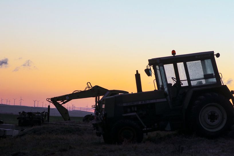 Silhouette d'un tracteur au lever du soleil par Claudia Schwabe