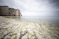 Krijtrotsen, zee en wolken bij Etretat Normandië  van Silvia Thiel thumbnail