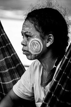 Portrait de fille avec des peintures traditionnelles sur le visage en Thaïlande sur Lindy Schenk-Smit
