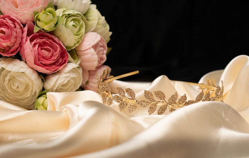 Bandeau doré ( couronne ) sur fond satiné avec bouquet de fleurs par Aan Kant