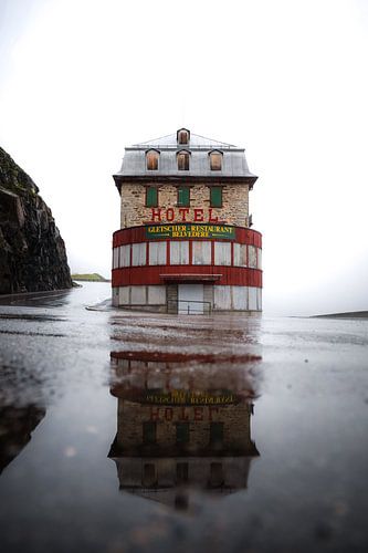 The abandoned hotel on the Furkapass