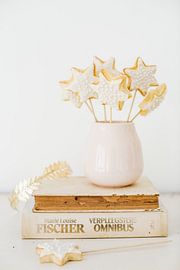 Sternkekse und goldene Verzierungen von Nienke van Denderen