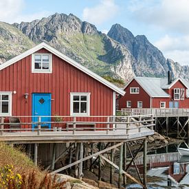 Vissersdorpje met bergen op de achtergrond in Noorwegen van Axel Weidner