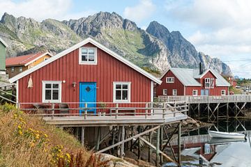 Vissersdorpje met bergen op de achtergrond in Noorwegen van Axel Weidner