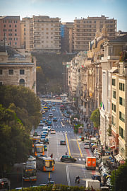 Lebendiges Straßenbild von Genua von Raymond Trienekens