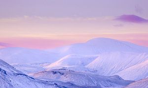 Zonsopkomst boven de besneeuwde hooglanden op IJsland van Bas Meelker