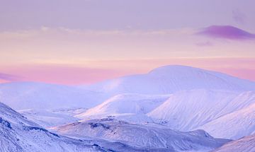 Sonnenaufgang über Islands verschneitem Hochland von Bas Meelker