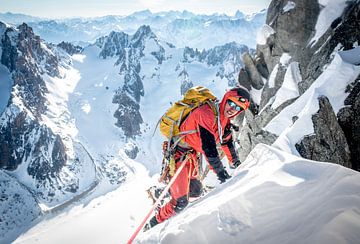 Grimpeur sur l'arête supérieure de l'Aiguille du Jardin, Chamonix