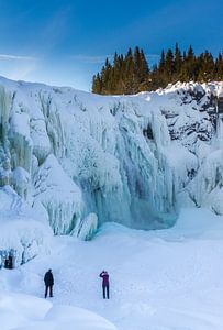 Une cascade gelée dans le nord de la Suède