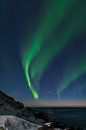 Spectaculair dansend groen sterk noorderlicht boven het beroemde ronde keienstrand bij Uttakleiv op  van Robert Ruidl thumbnail