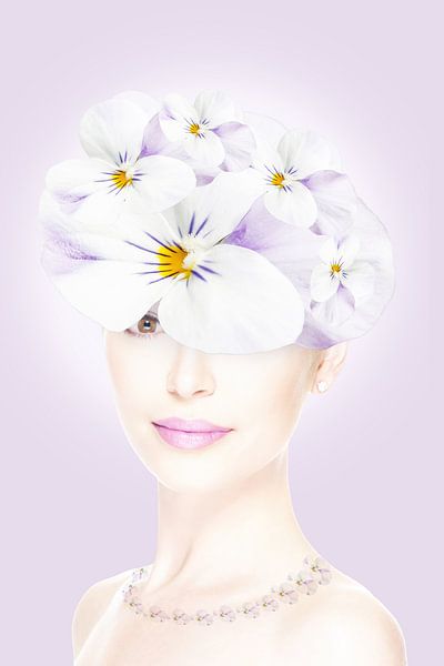 Pansy-lady with pansy-hat by Klaartje Majoor